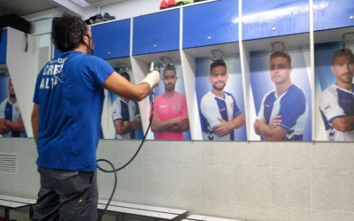 Treballs de desinfecció als vestuaris de la Nova Creu Alta abans de poder-los utilitzar | CE Sabadell